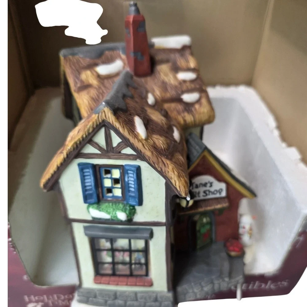Holiday Time Village Collectibles Janes Quilt Shop Lighted‎ Christmas House G2